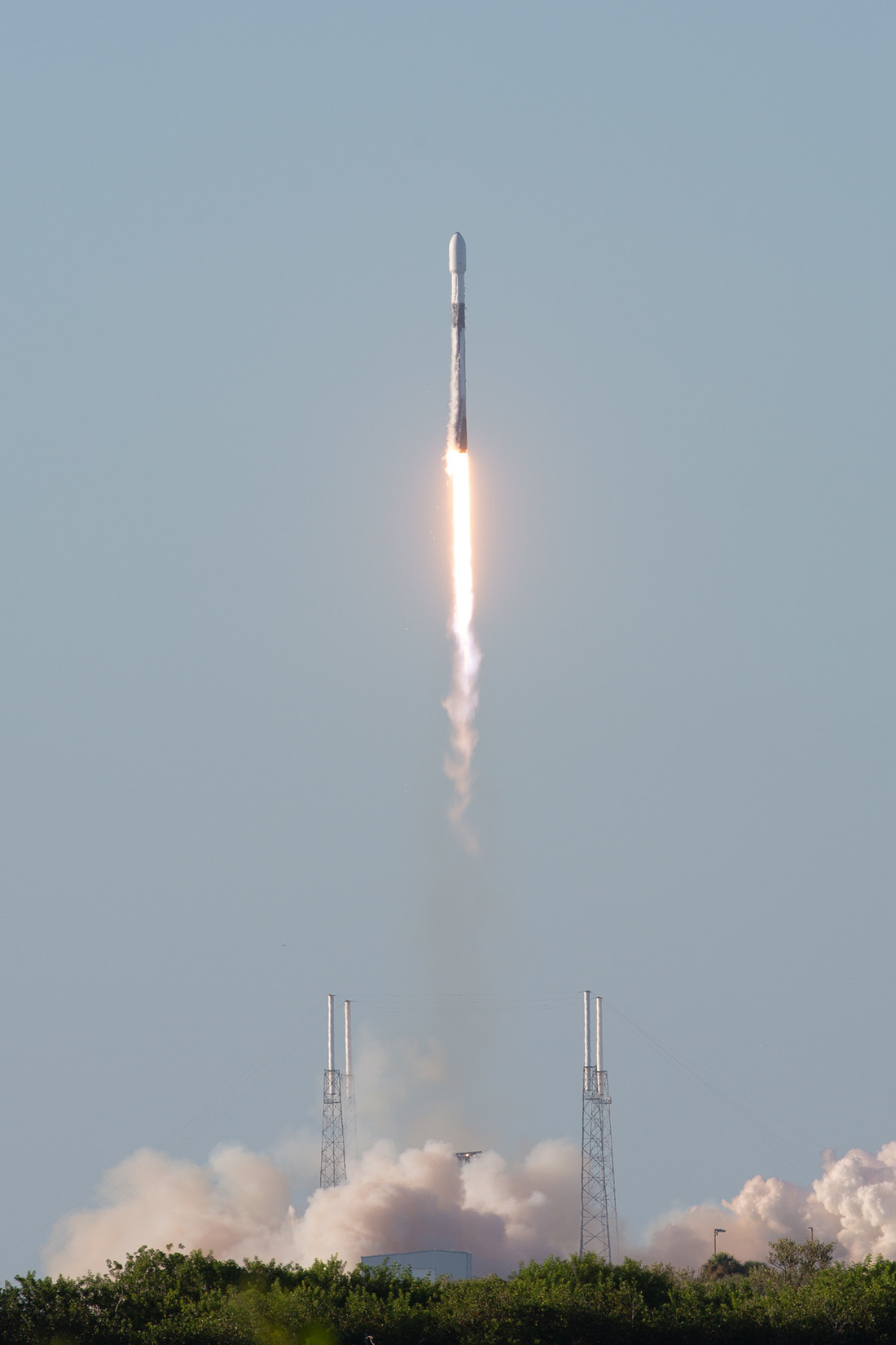 A closeup image of the SpaceX Falcon 9 rocket carrying KPLO shortly after leaving the launch pad